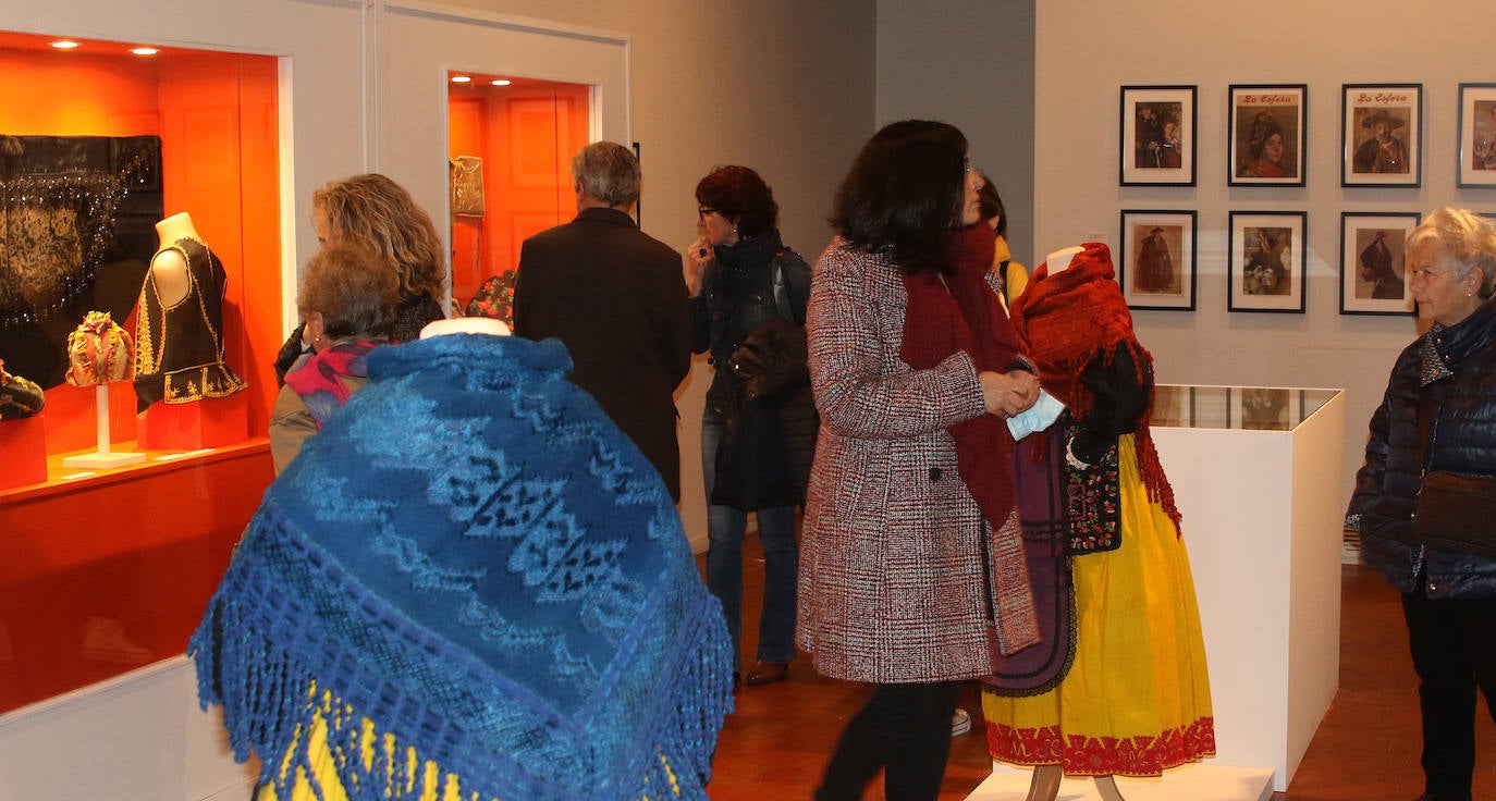 Exposición de trajes segovianos en el Torreón de Lozoya. 