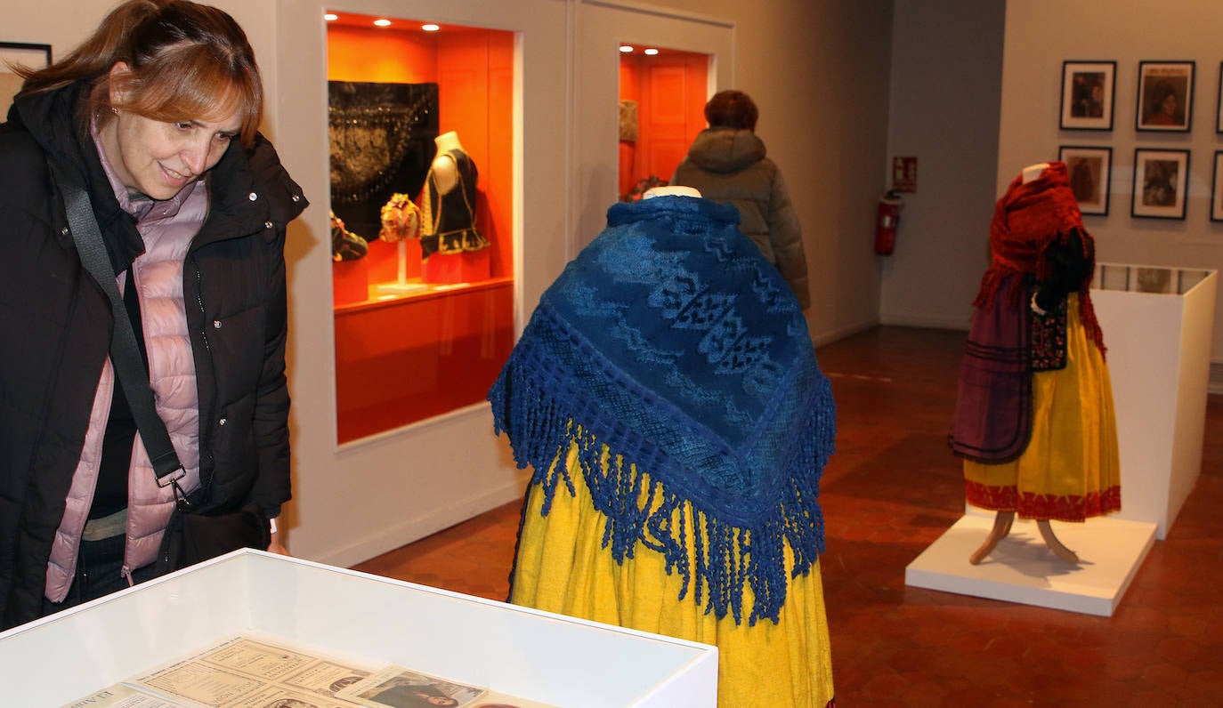 Exposición de trajes segovianos en el Torreón de Lozoya. 