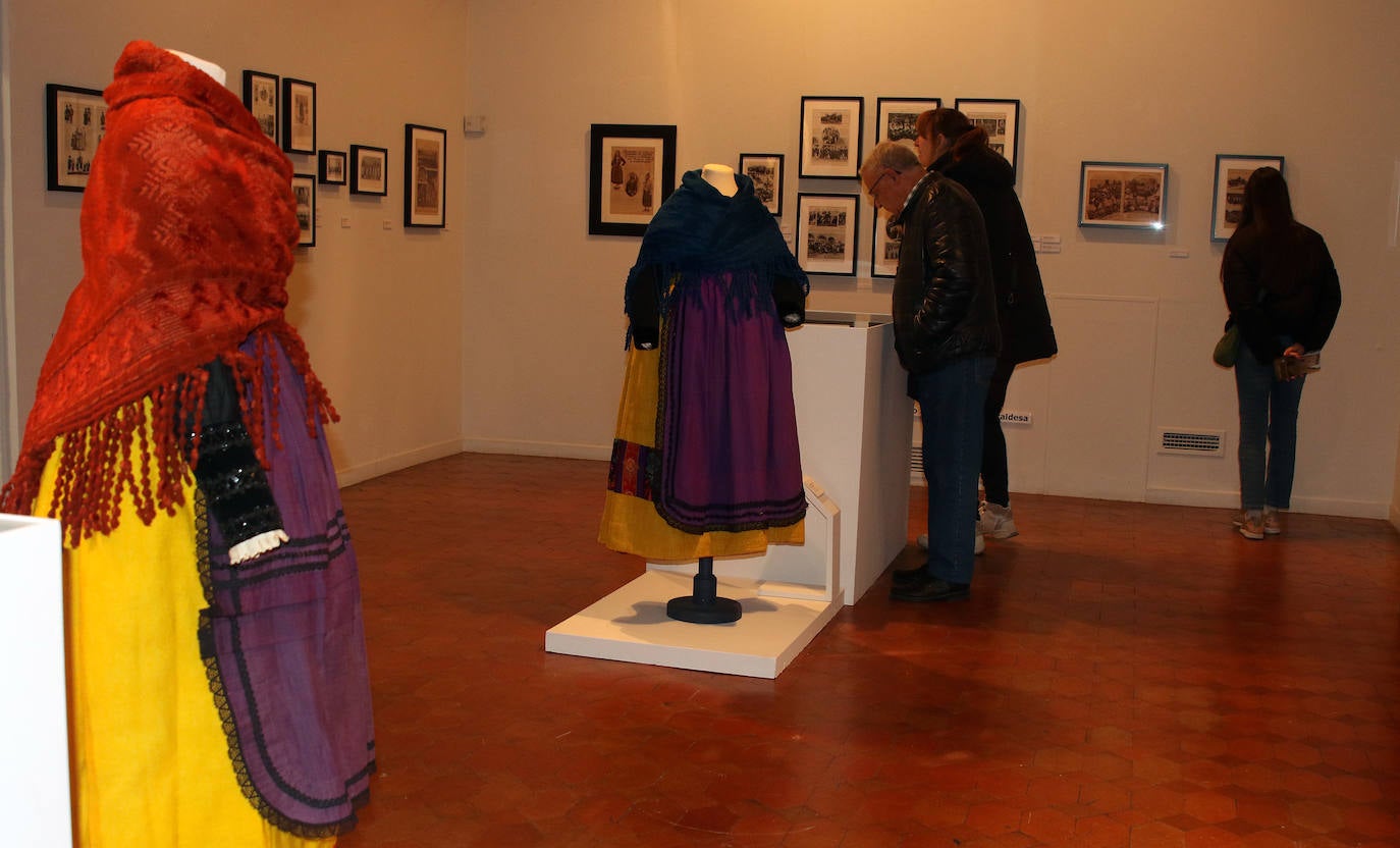 Exposición de trajes segovianos en el Torreón de Lozoya. 