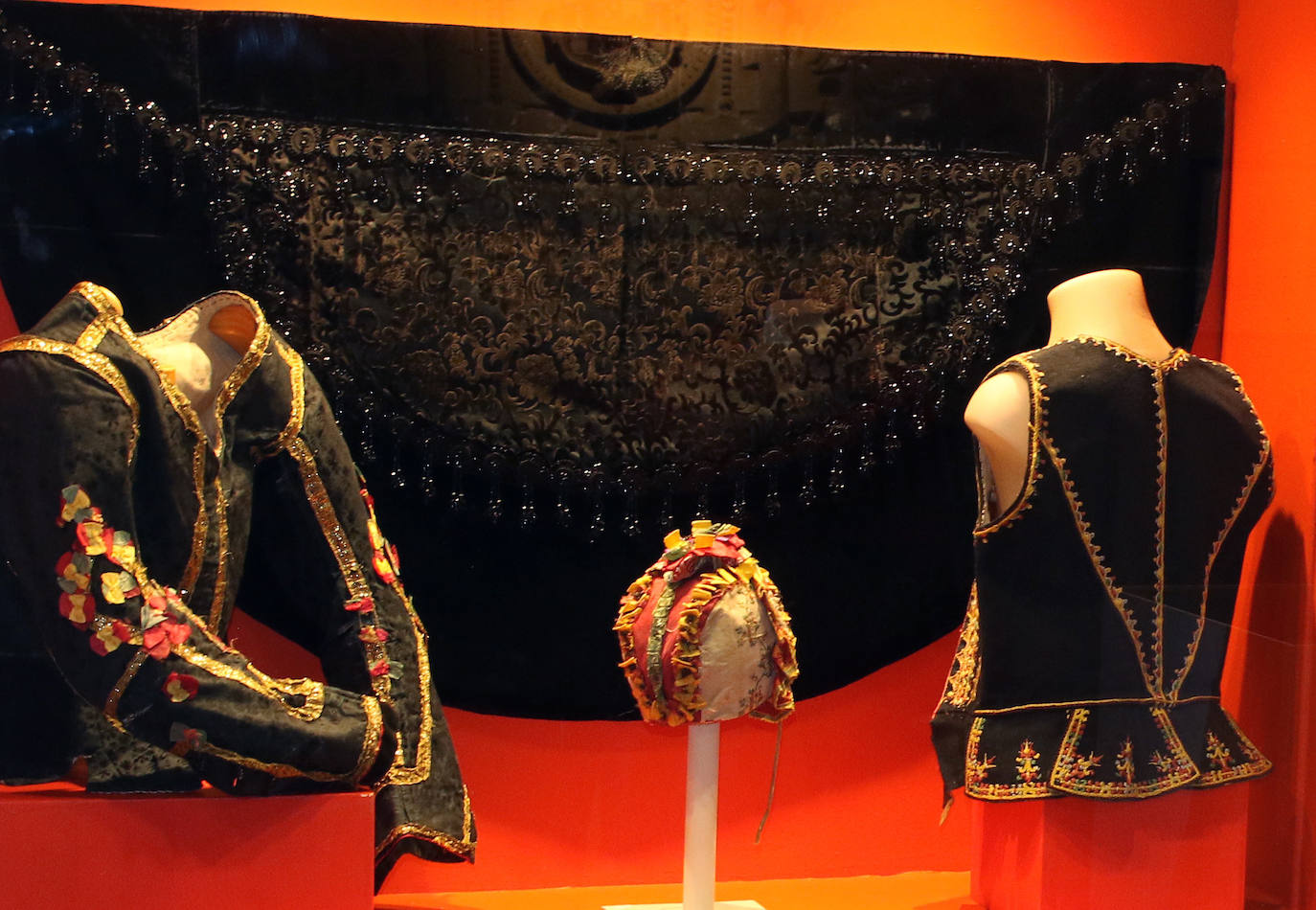 Exposición de trajes segovianos en el Torreón de Lozoya. 