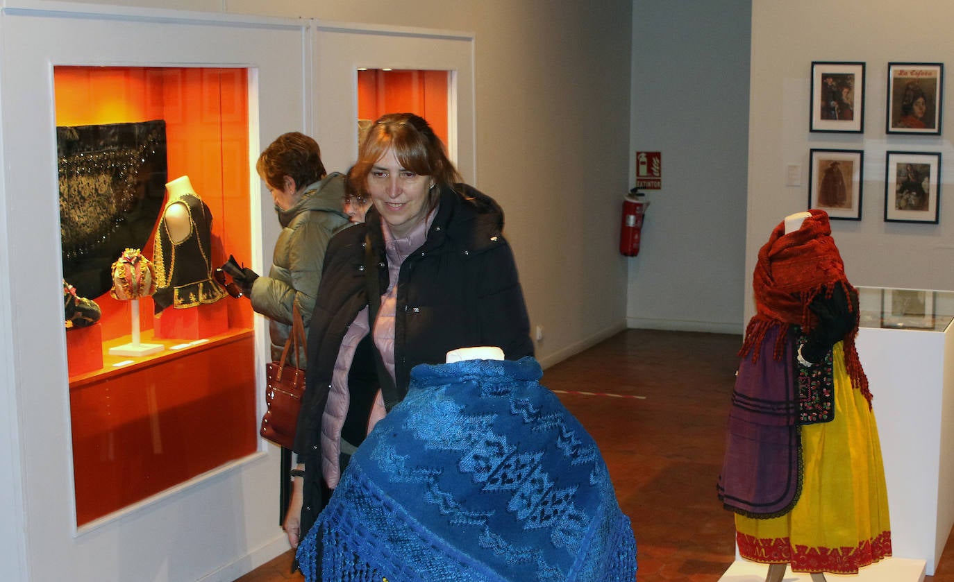 Exposición de trajes segovianos en el Torreón de Lozoya. 