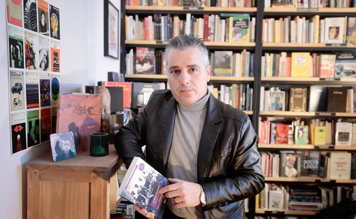 Santiago Macías, en la librería vallisoletana La Perecquiana. 