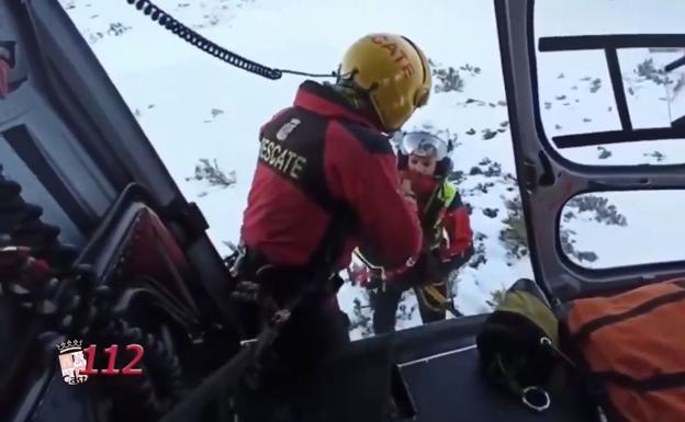 Rescate de una esquiadora herida en el Lago Ausente en Puebla de Lillo, León