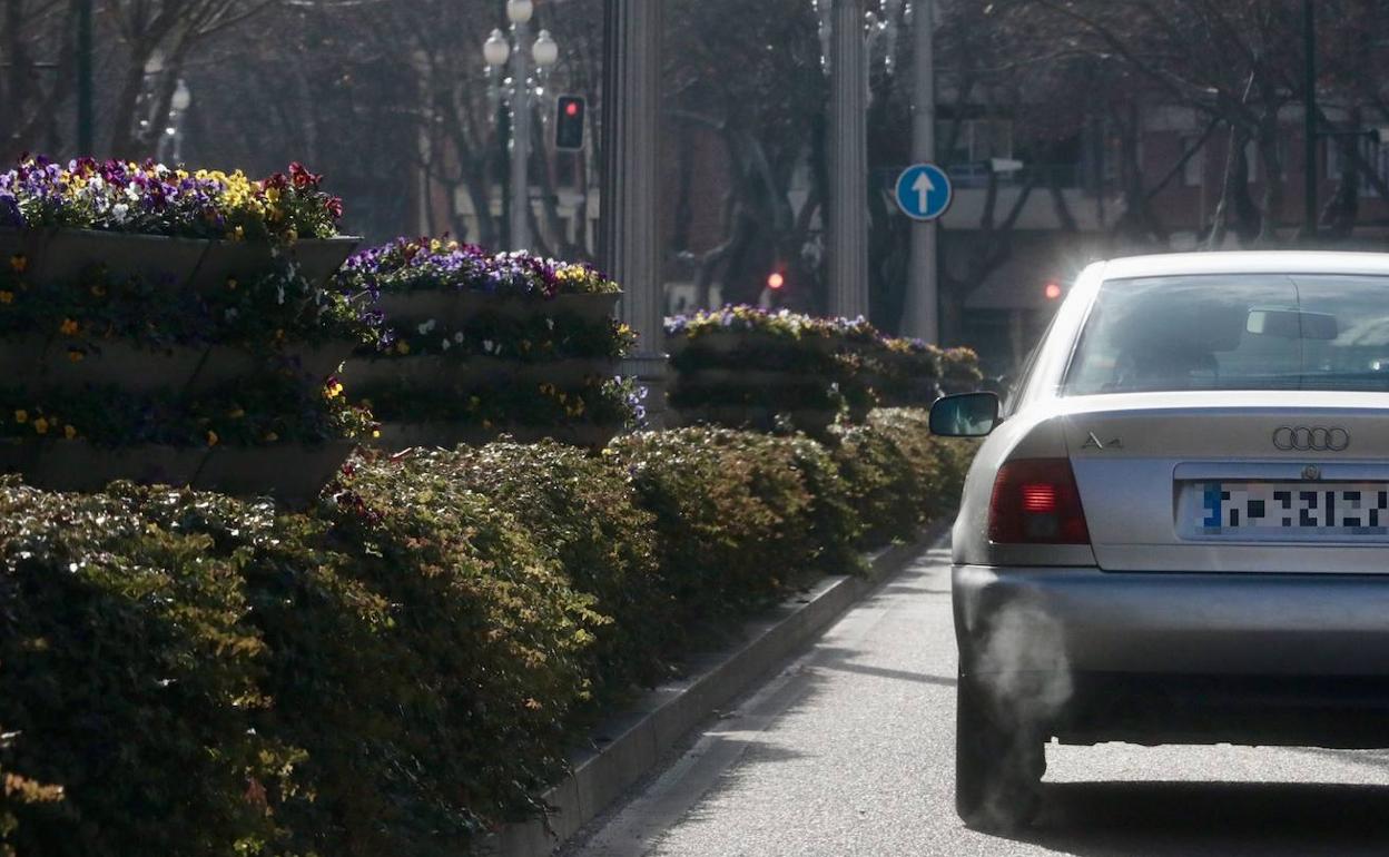 El tubo de escape de un coche libera gases en el paseo de Zorrilla en una imagen de archivo. 