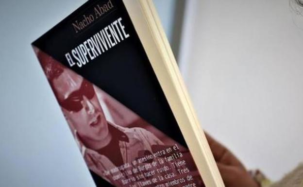 El libro es una crónica periodística de la investigación del crimen de los Barrio narrada como una novela. 