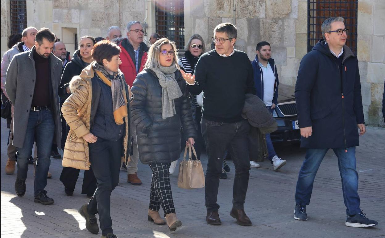 Patxi López, durante su paseo por Dueñas.