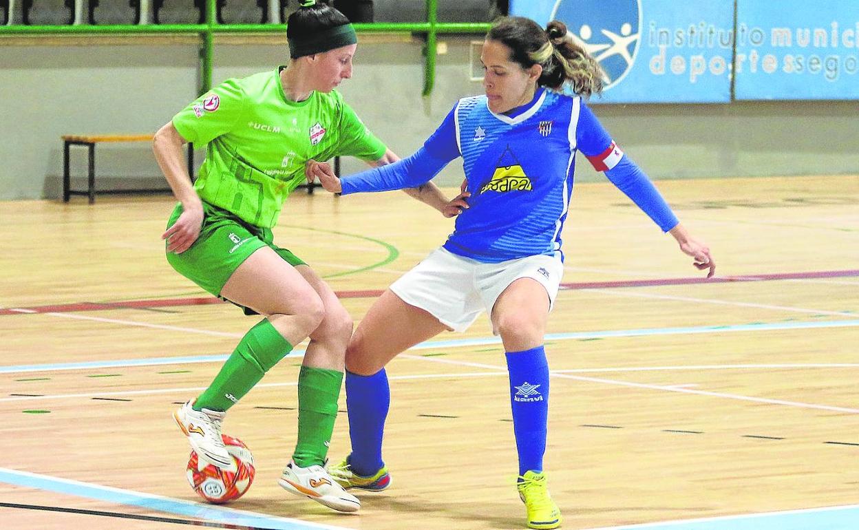 Lance del partido disputado ayer en el pabellón Pedro Delgado. 