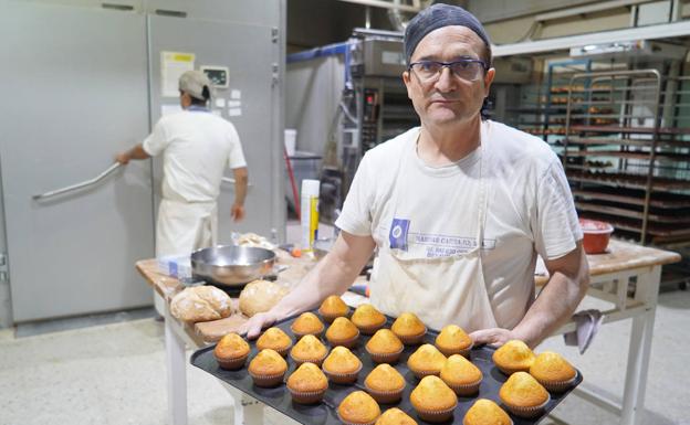 Raúl Pérez, en el obrador de su panadería de Rueda.