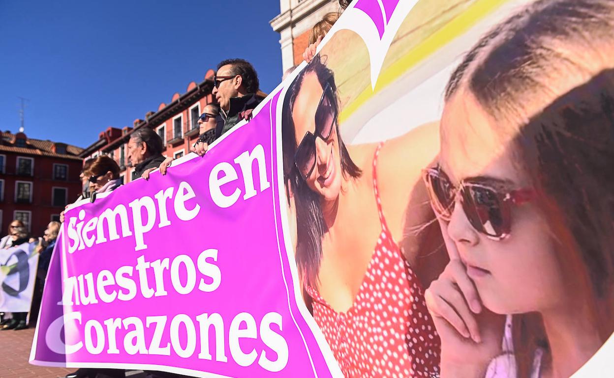 Pancarta con el rostro de las víctimas durante la concentración celebrada en la Plaza Mayor de Valladolid.