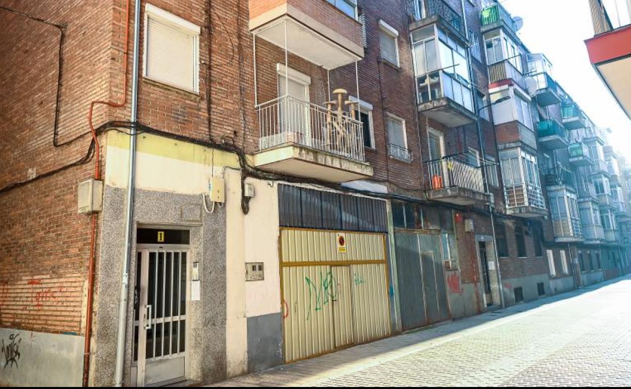 Exterior del bloque donde apareció el cuerpo sin vida de la mujer el pasado 26 de enero. 