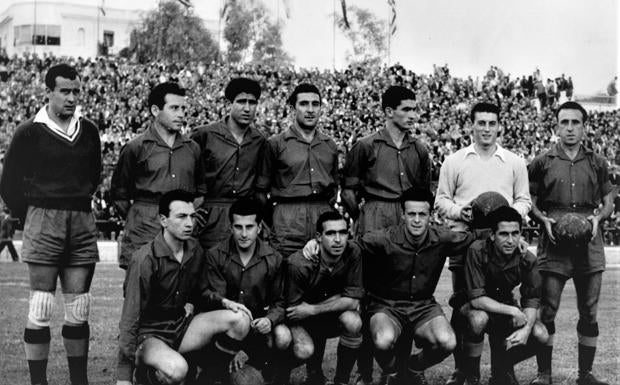 Alineación de la temporada 1953-54 con Saso, Ortega, Matito, Lolo, Hériz, Mambrilla y Losco. Agachados: Rabadán, Sucasse, Muñoz, Valdés y Lasala. 