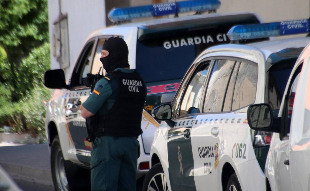 Agente de la Guardia Civil durante una operación realizada en Cuéllar.