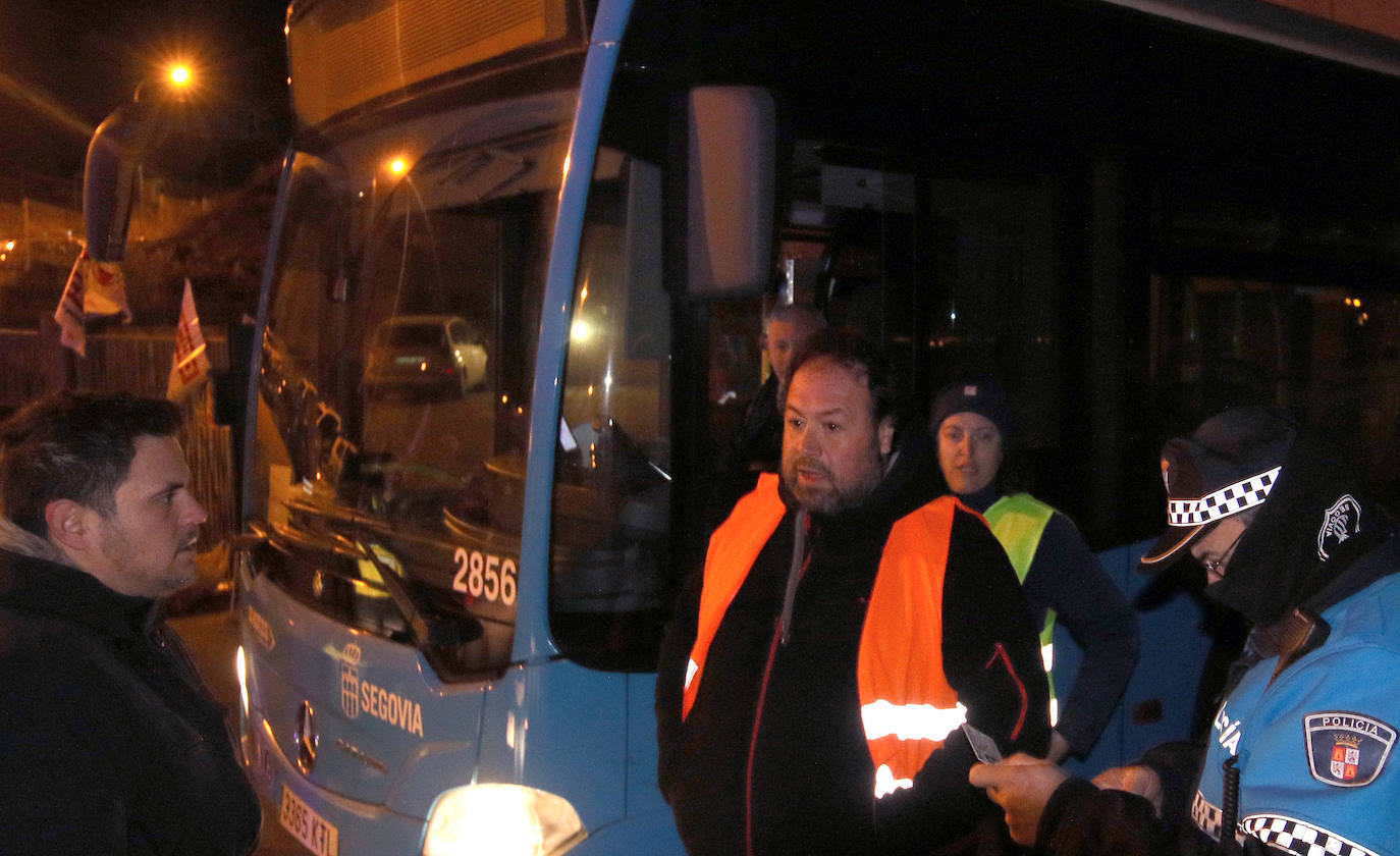 Galería. Salida de los autobuses urbanos de Segovia durante la jornada de paros convocada este martes. 