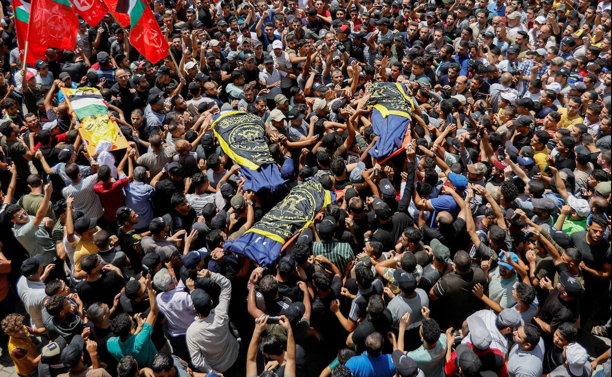 Entierro de palestinos muertos en un ataque de Israel a la Franja de Gaza. 