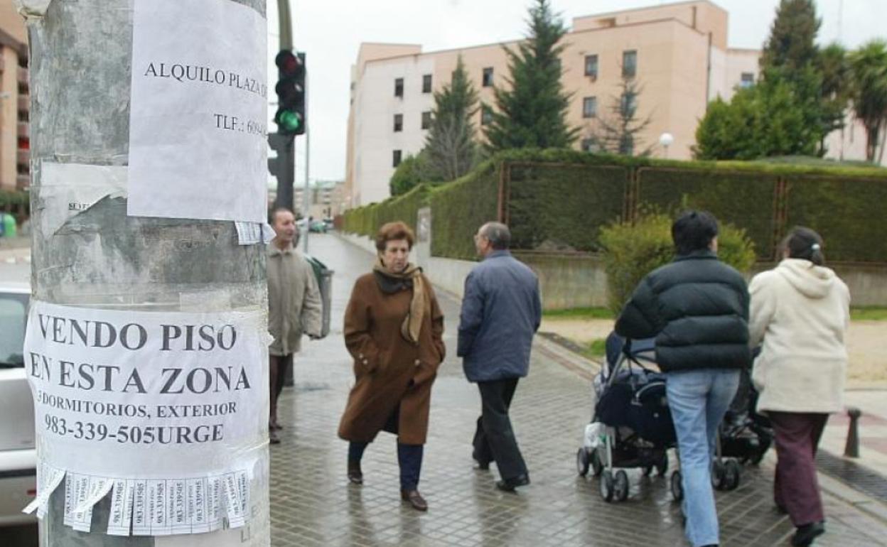 Un anuncio de venta de una vivienda en una calle de Valladolid. 