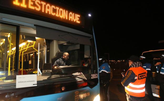 Uno de los autobuses de la línea del AVE sale de las cocheras del Polígono de Hontoria. 