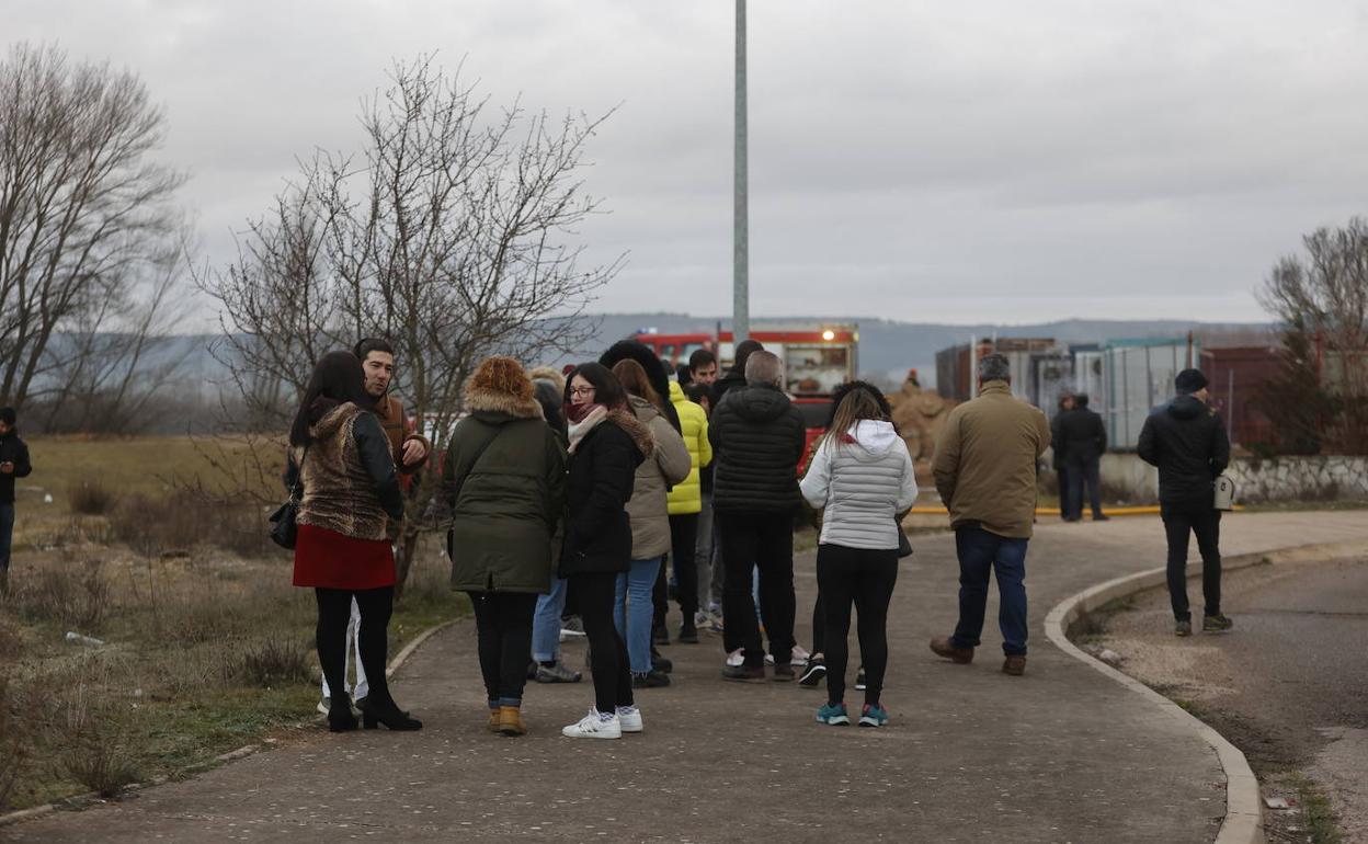 Trabajadores, desolados ante el incendio de la fábrica, el pasado 26 de enero. 