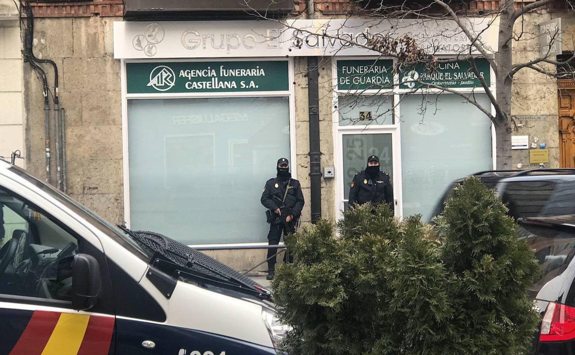 Agentes de policía custodian la entrada a las oficinas de la funeraria en uno de los registros de 2019. 