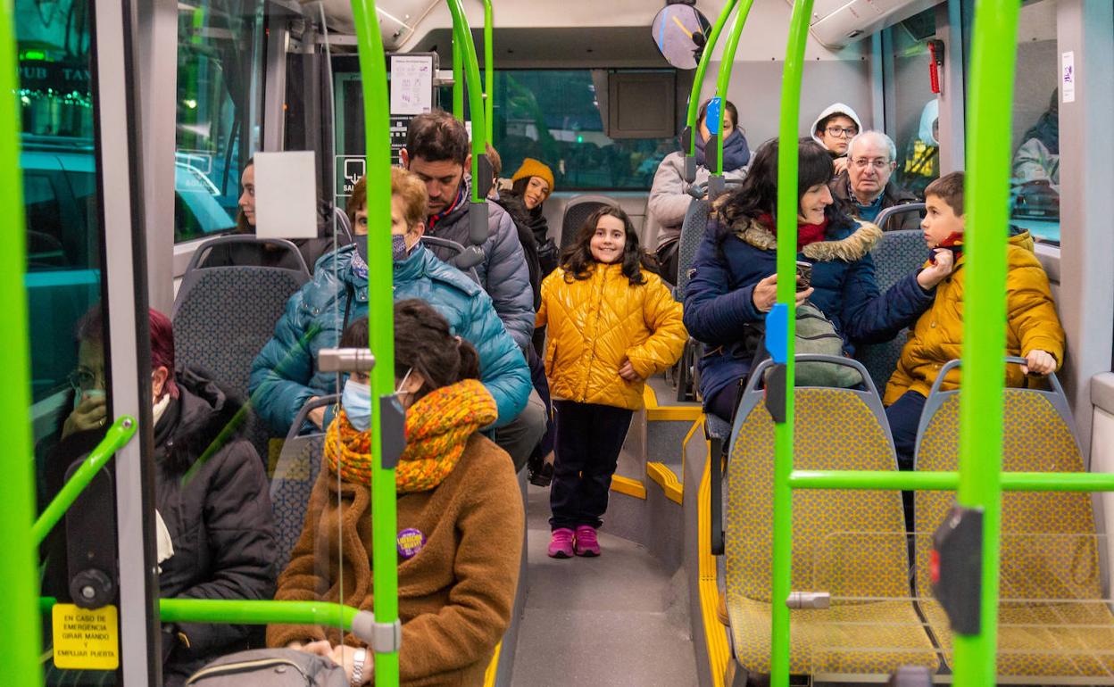 Viajeros con mascarilla y sin ella comparten un autobús urbano.