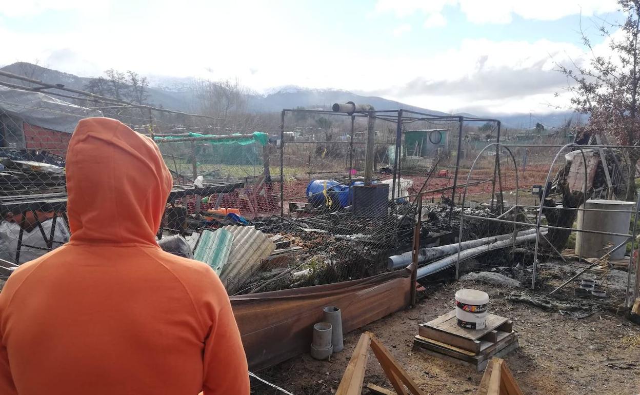 Caseta calcinada junto a la carretera de La Granja, horas después del incendio.