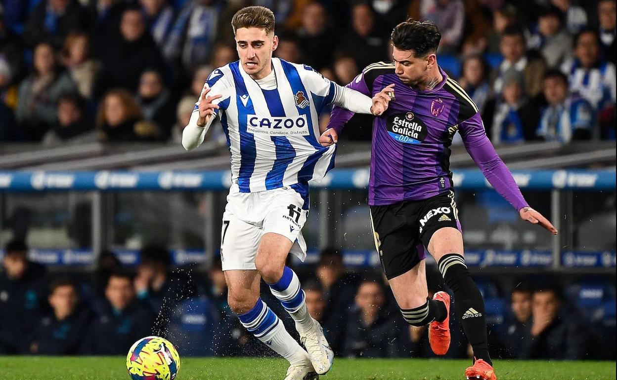 Luis Pérez intenta frenar el avance de un jugador de la Real Sociedad. 