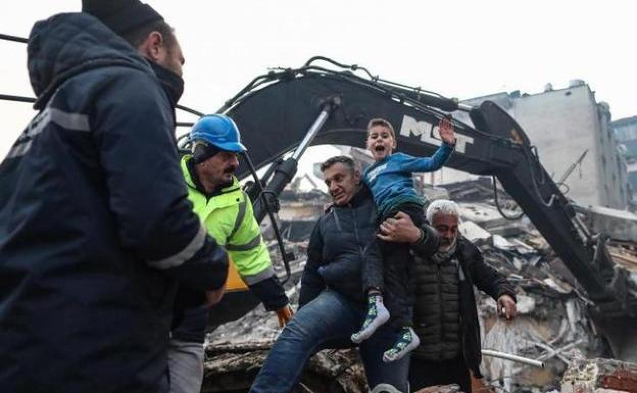 El pequeño Yigit Cakmak, de 8 años, muestra su alegría tras ser rescatado de entre los escombros de un edificio derrumbado en Hatay.