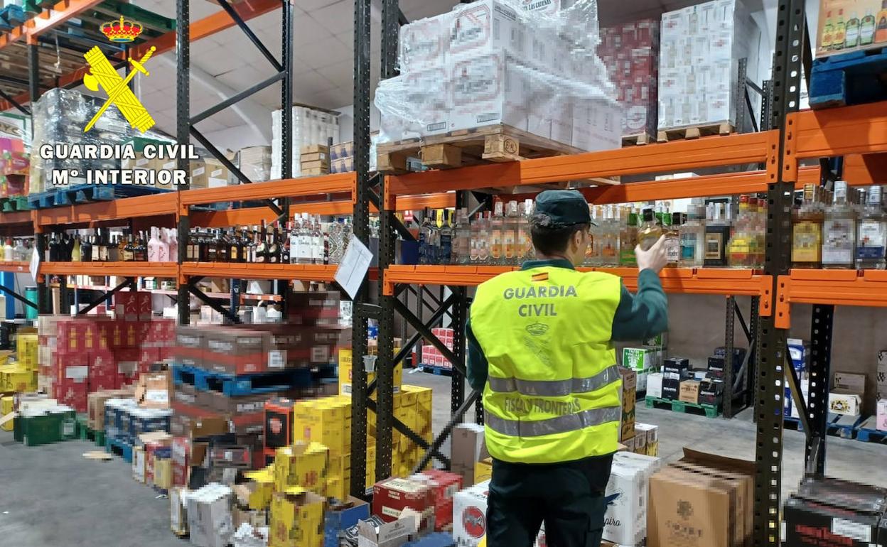 La Guardia Civil en su intervención en un almacén mayorista de Burgos.