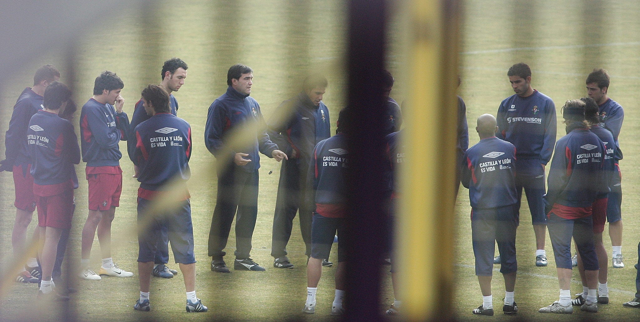 Marcos Alonso se dirige a sus jugadores en una charla de un entrenamiento realizado a puerta cerrada.