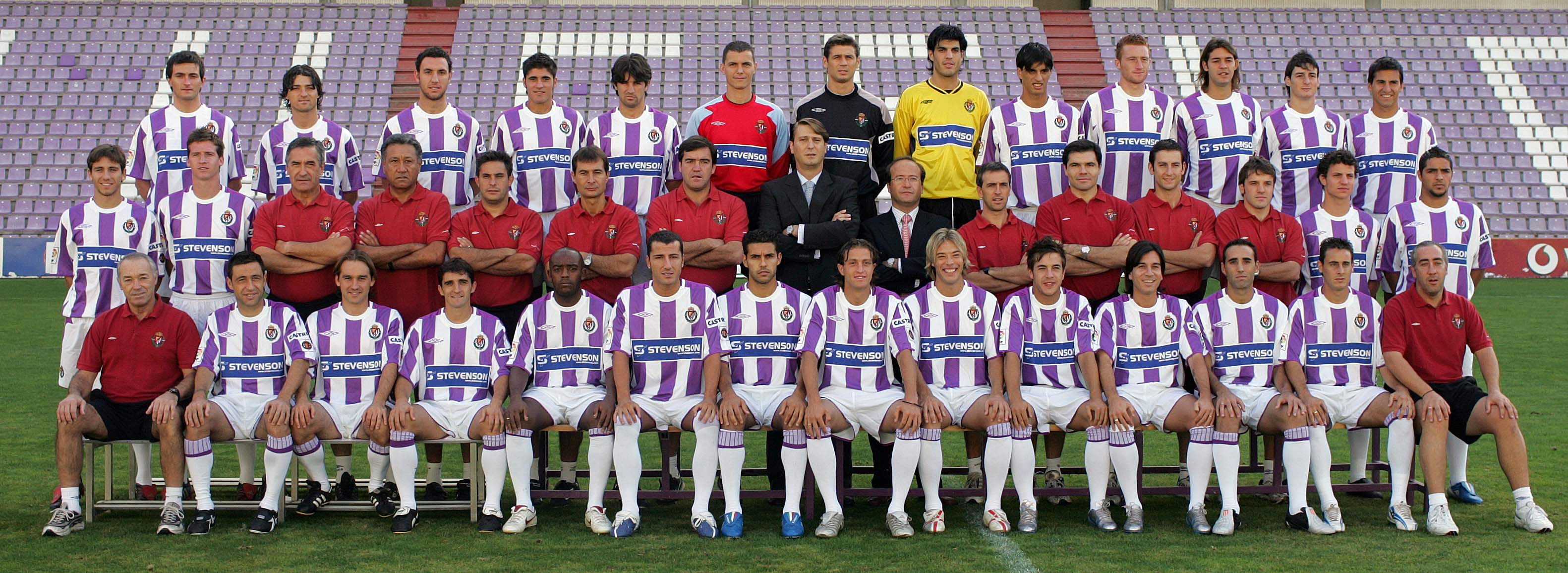 La plantilla del Real Valladolid para la temporada 2005-2006. En la fila central se encuentra Marcos Alonso, el séptimo por la izquierda.