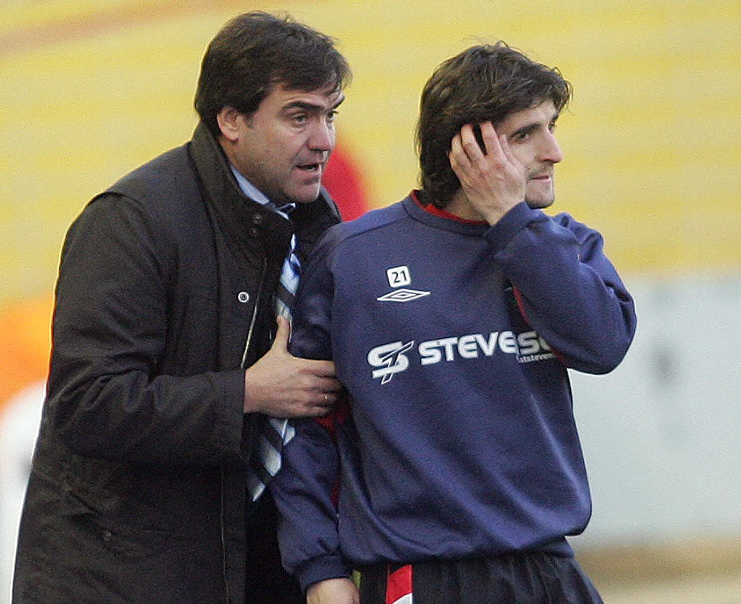 Marcos Alonso charla con Víctor antes de que el delantero salga al campo en el mismo encuentro contra el Murcia.