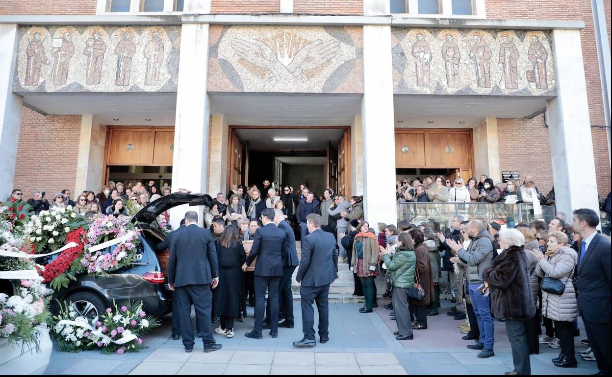  Muestras de dolor en el funerall de Paloma Pinedo y su hija India. 