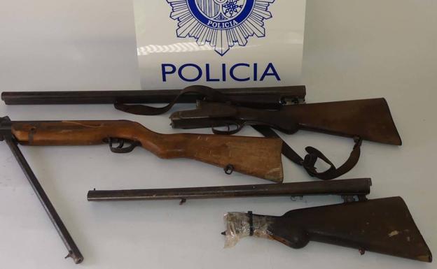 El detenido por azuzar a su perro contra su expareja tenía varias armas de fuego en casa