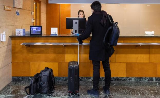 Un cliente se registra en el Hotel NH Ciudad de Valladolid. 