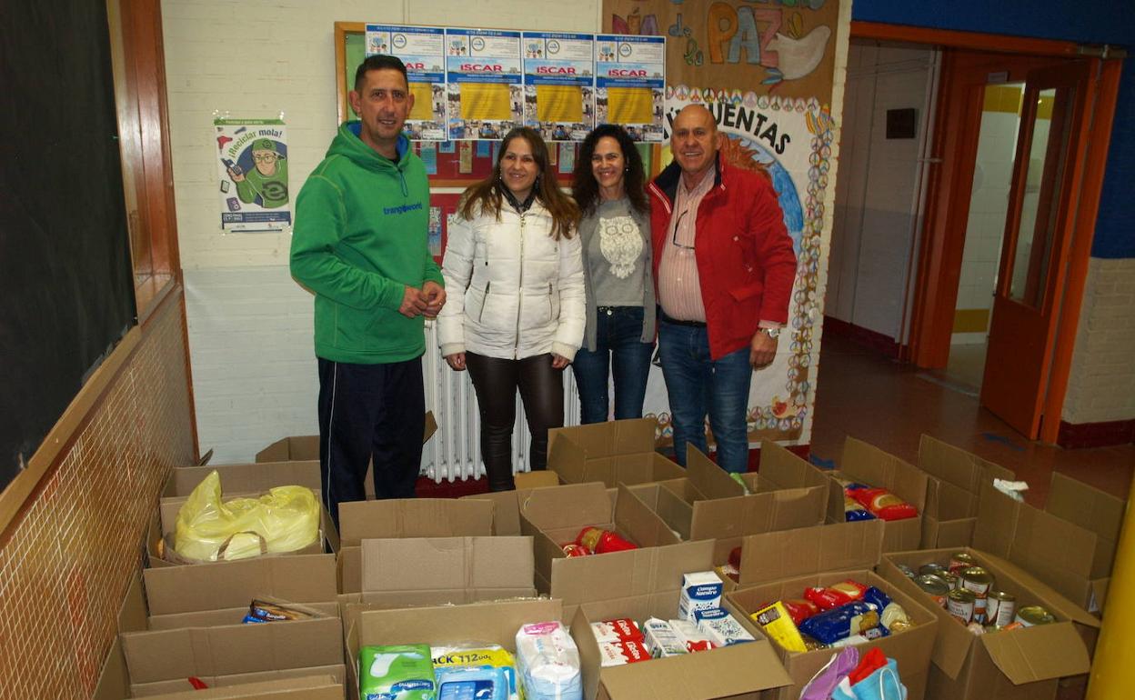 Voluntarios con alimentos recogidos en el CEIP Álvar Fáñez de Íscar. 