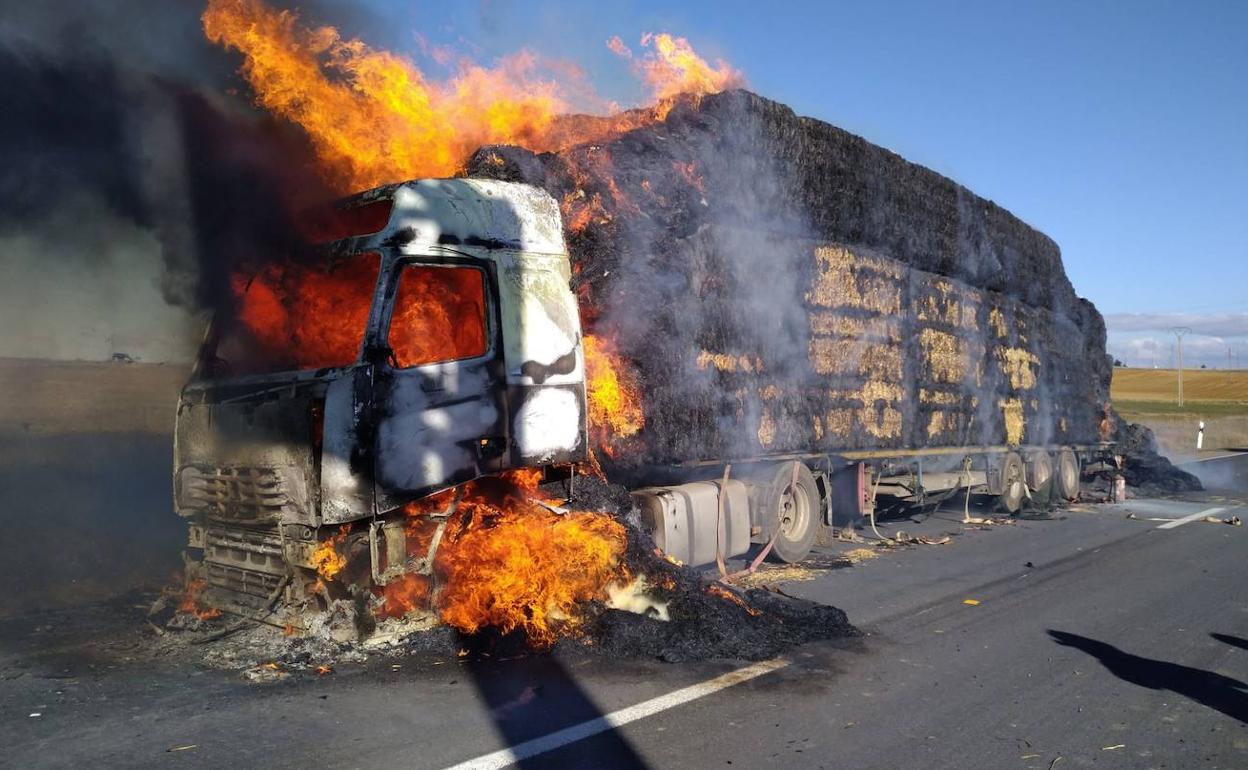 Imagen del camión incendiado hoy en Osorno. 