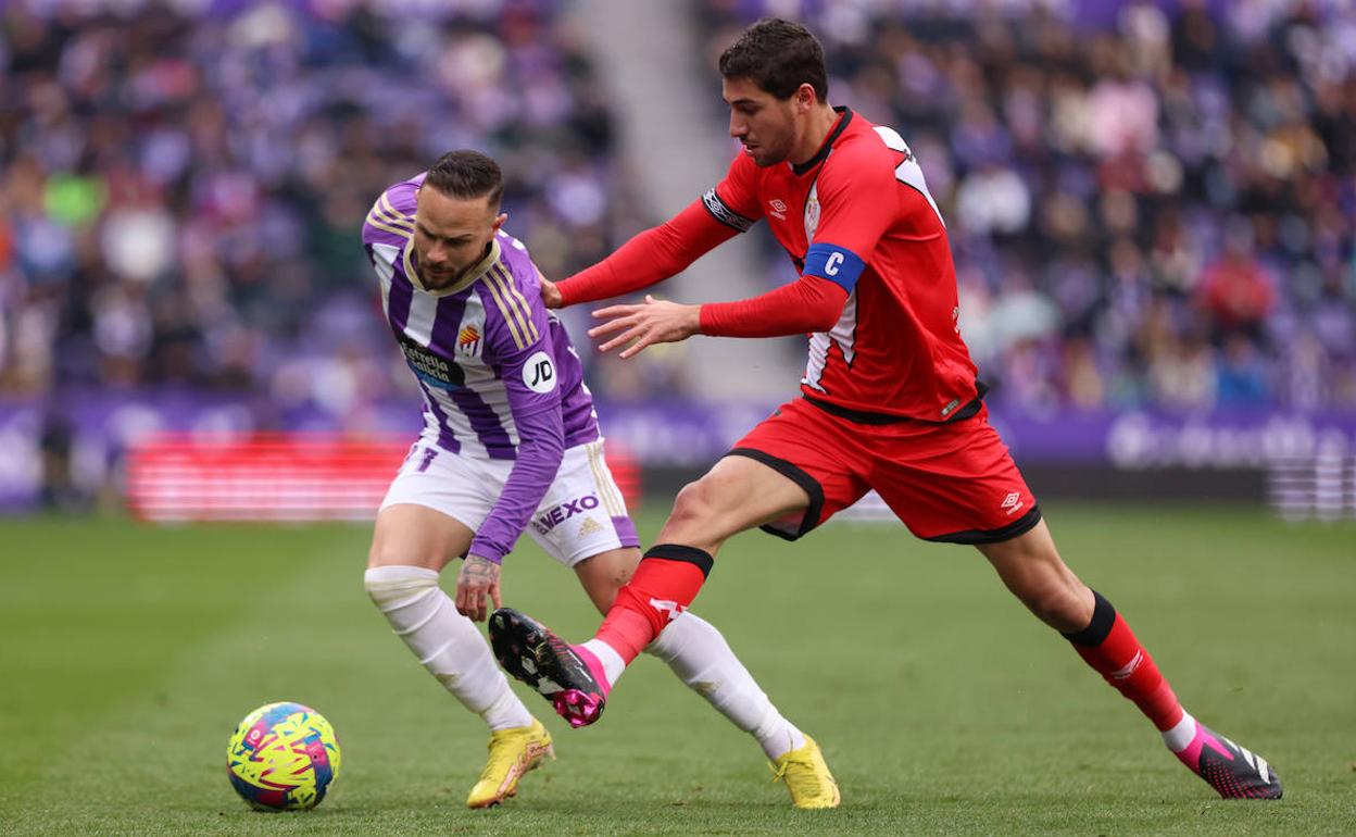 Iván Sánchez recorta en una acción del partido ante el Rayo. 