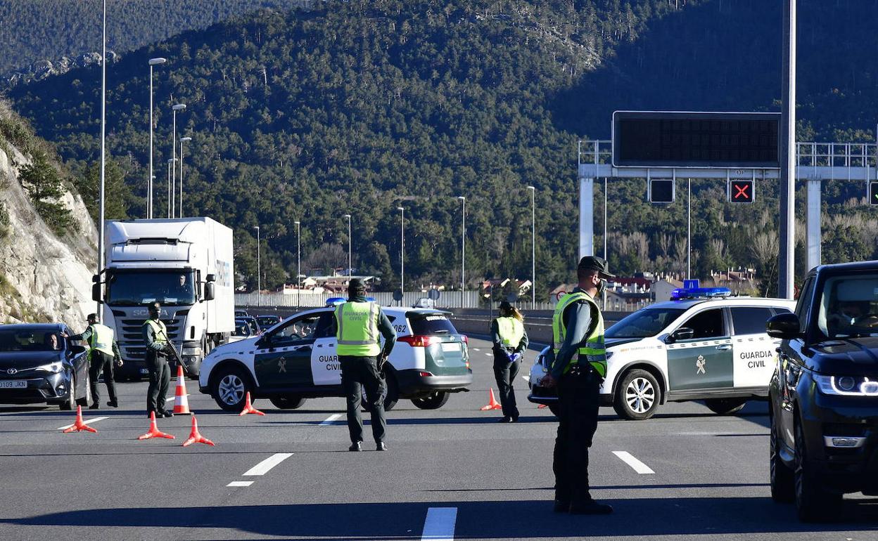 Control de la Guardia Civil en la AP-6. 