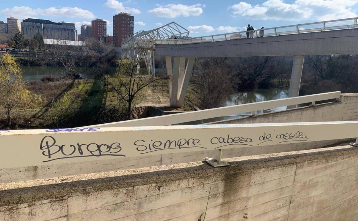 Pintada realizada por los menores junto al Museo de la Ciencia.