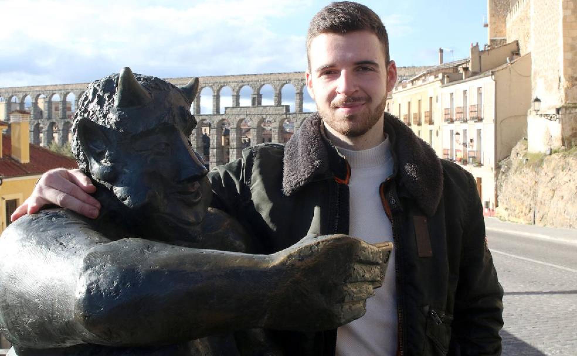 El joven Álvaro de Andrés junto a la escultura del diablillo, emblema de Segomemes. 