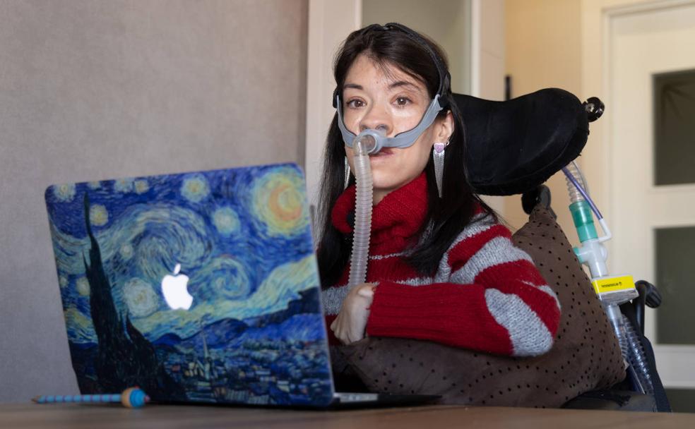 Ana Fernández, con su portátil, muestra las dificultades para acceder a entradas y billetes de viaje por Internet. 