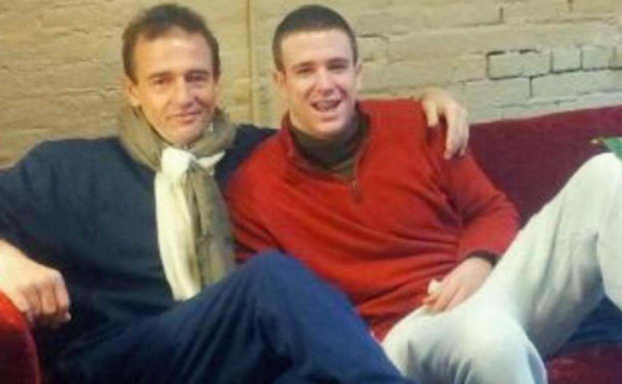 Alessandro Lequio con su hijo Álex, la imagen que subió hace unos días a las redes el colaborador de Telecinco. 