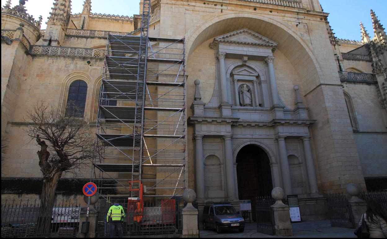 Andamio instalado este viernes en la Catedral de Segovia junto a la entrada a la iglesia. 