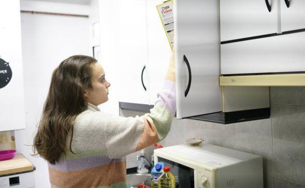 Beatriz Alonso, en su domicilio de Valladolid, colocando la compra 