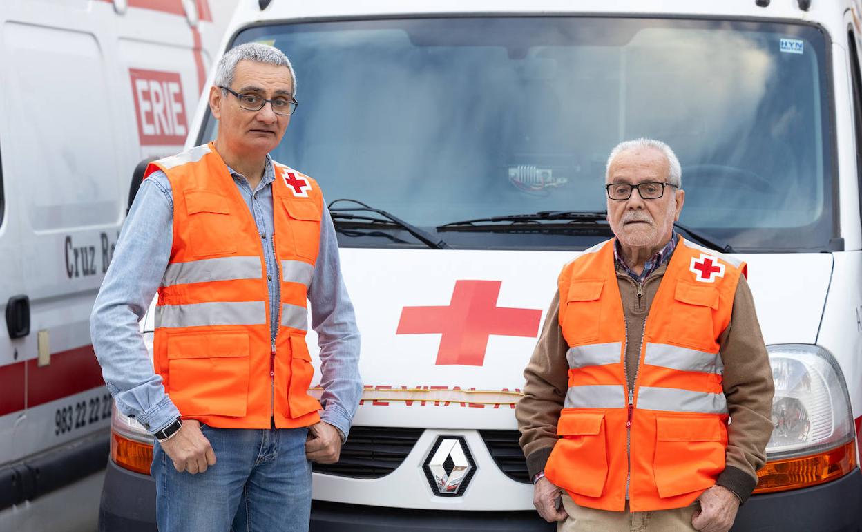 Los voluntarios de Cruz Roja Luis Miguel Muñoz y Jesús Alonso. 