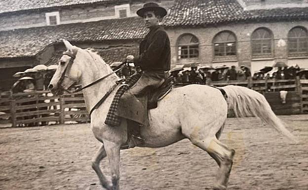 Luis de la Viuda, de joven, en Mayorga, en la plaza de toros que se instalaba en fiestas en la plaza de España con cancillas.