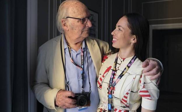 Carlos Saura junto a su hijo Anna en el Festival de San Sebastián de 2021.