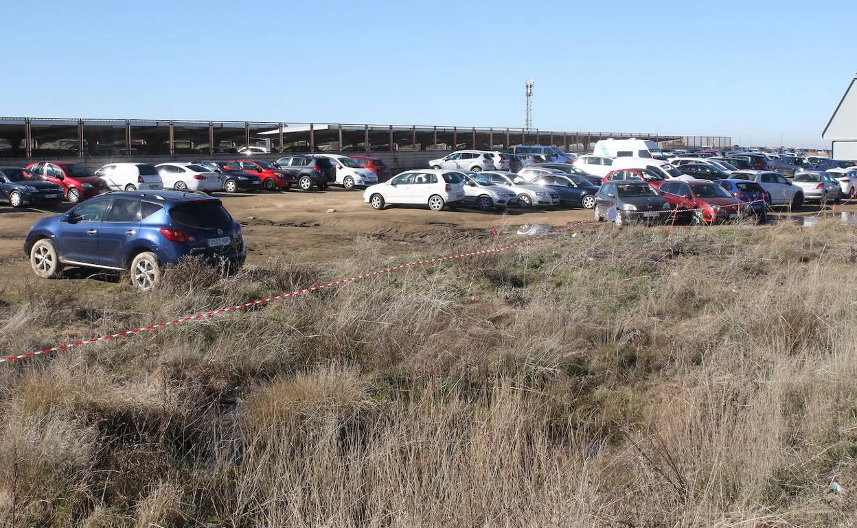 Vehículos estacionados en el terreno que se pretendía vallar. 