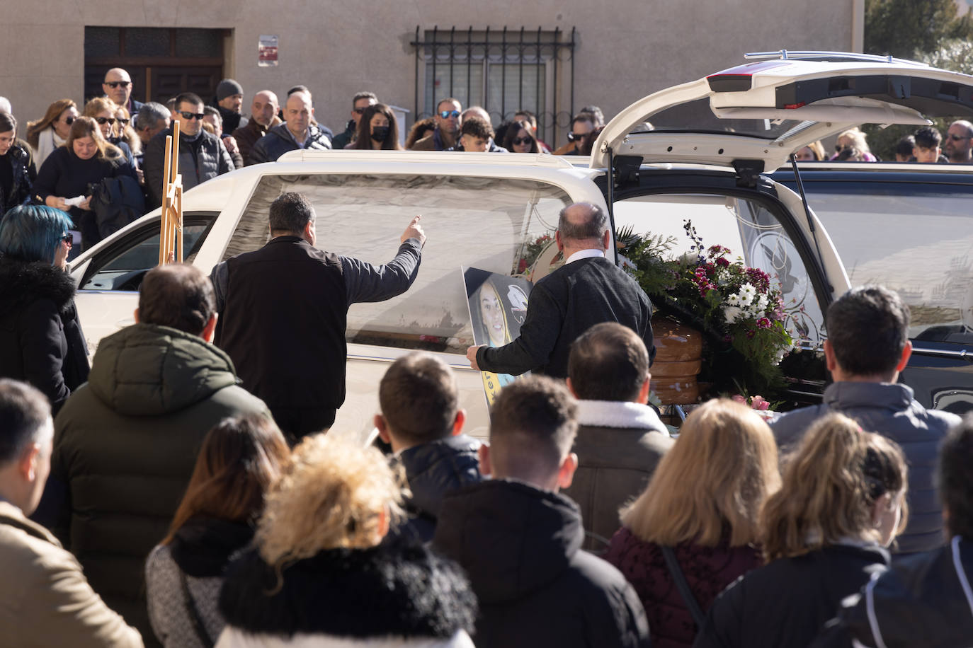 Fotos: Íscar se despide de Estela Domínguez en la misa funeral