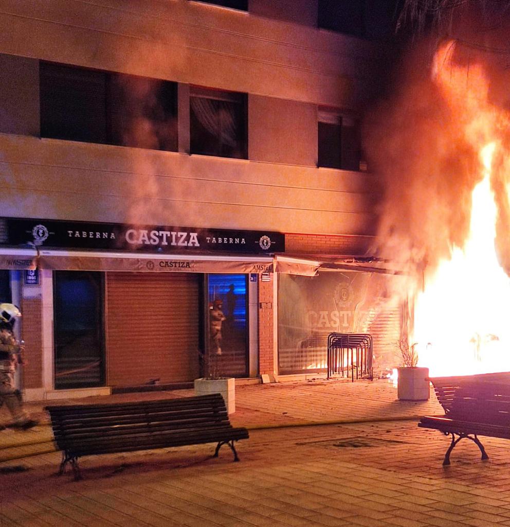 Fotos: El resultado de las llamas en el bar que se ha incendiado en un barrio de Valladolid