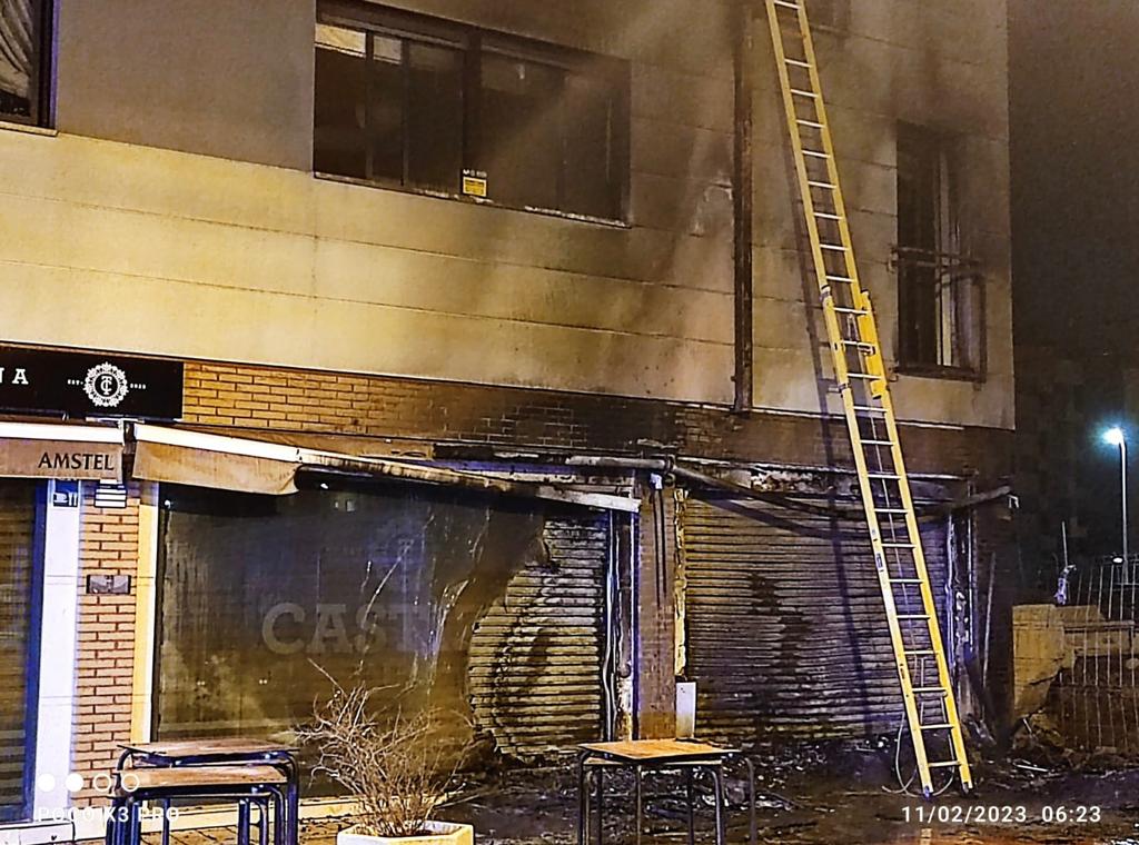 Fotos: El resultado de las llamas en el bar que se ha incendiado en un barrio de Valladolid